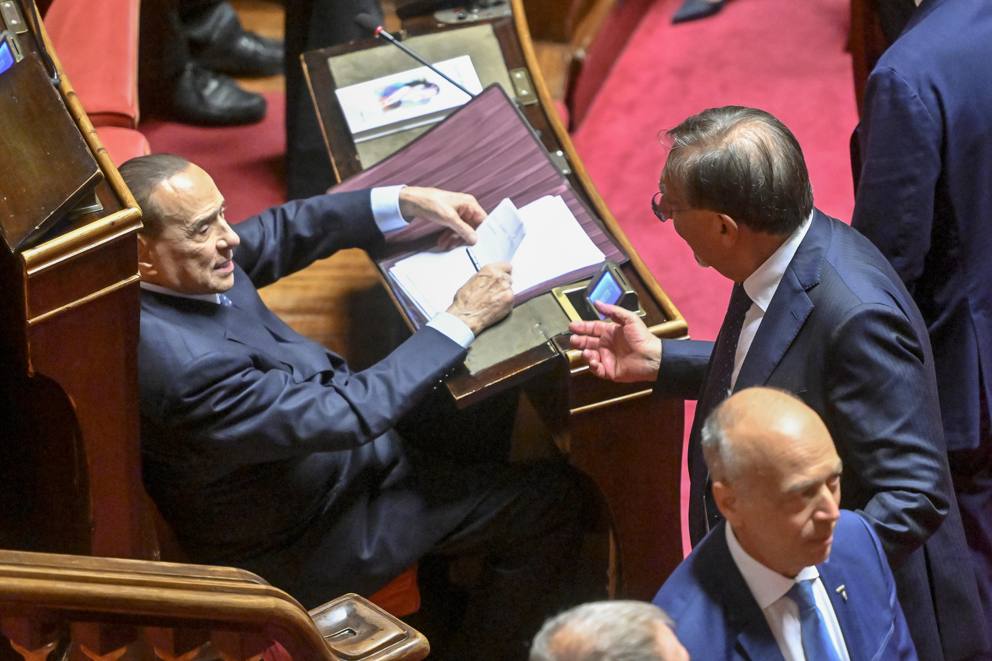 Franchi Tiratori In Senato Berlusconi Indica Il Gruppo Di Renzi Area C